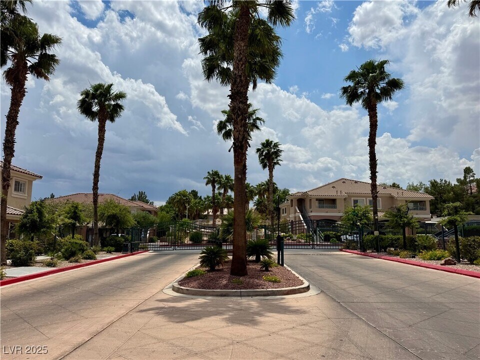 400 Amber Pine St in Las Vegas, NV - Building Photo