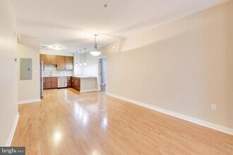8005 13th St, Unit 311 in Silver Spring, MD - Building Photo - Building Photo
