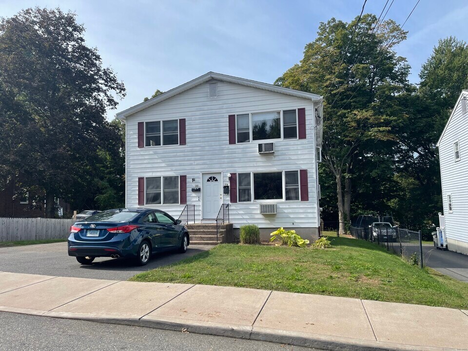 18 Earl St in Manchester, CT - Building Photo