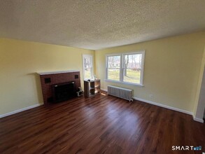 138 Mountain St in Ellington, CT - Foto de edificio - Building Photo