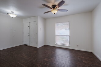 6967 Sunset Village Dr in San Antonio, TX - Building Photo - Building Photo