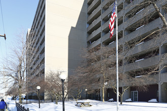 Friendship Towers in Erie, PA - Foto de edificio - Building Photo