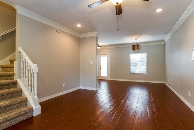 612 Spruce Dr in Conroe, TX - Foto de edificio - Building Photo