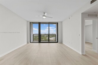 555 NE 8th St, Unit 2206 in Fort Lauderdale, FL - Building Photo - Building Photo