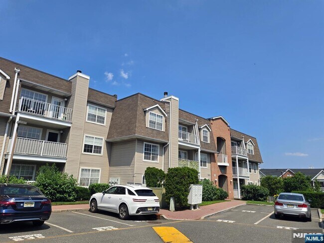 8 Garden in Edgewater, NJ - Building Photo - Building Photo