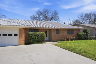 1200 Thomas St in Denton, TX - Building Photo