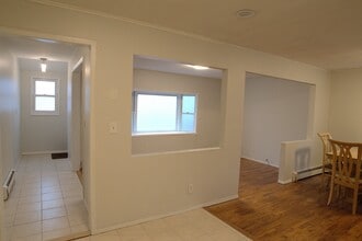 393 Patton Ave in Shirley, NY - Foto de edificio - Building Photo