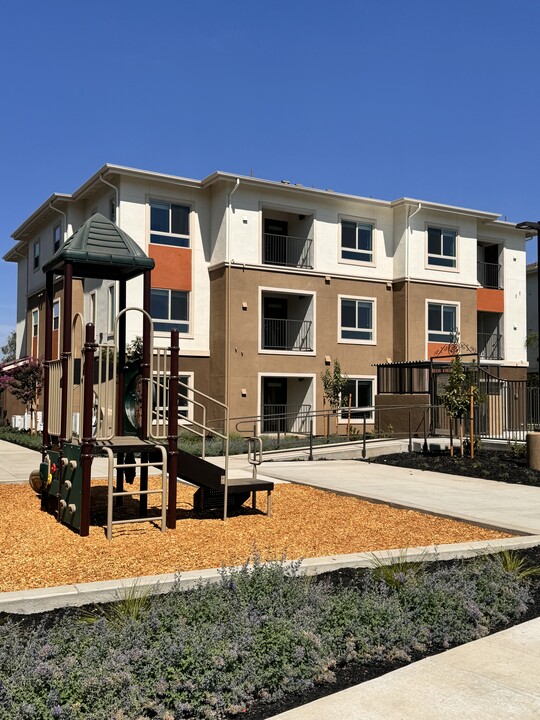 Sunrise Crossing Apartments in Rancho Cordova, CA - Building Photo