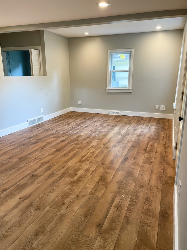 321 Adolph St, Unit Apt 1 in Rockford, MI - Building Photo - Building Photo