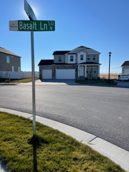 859 Basalt Ln in Tooele, UT - Foto de edificio