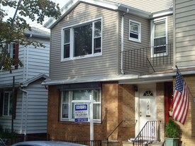 70-05 67th St in Glendale, NY - Building Photo