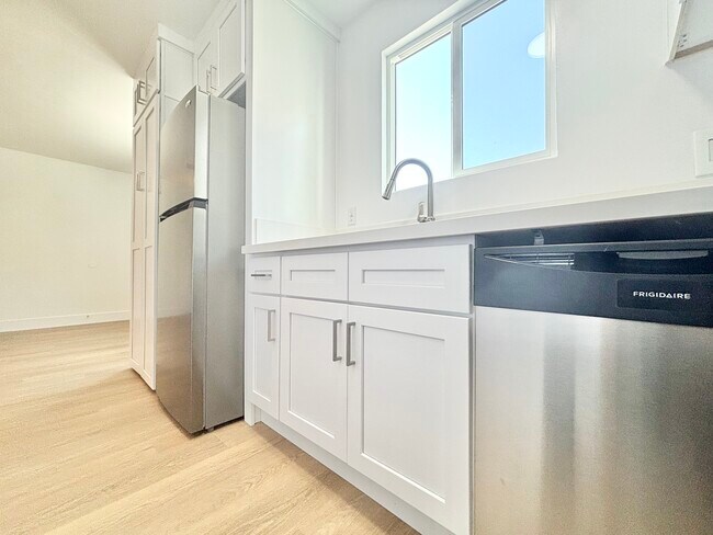 327 S Ave 59 in Los Angeles, CA - Building Photo - Building Photo