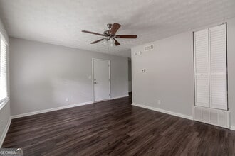 2364 Peachwood Cir NE in Atlanta, GA - Foto de edificio - Building Photo