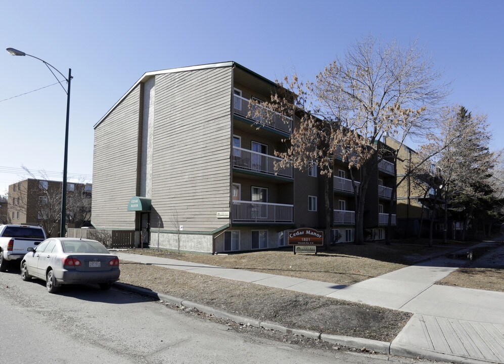 Cedar Manor in Calgary, AB - Building Photo