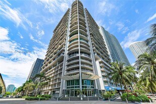 690 SW 1st Ct in Miami, FL - Building Photo