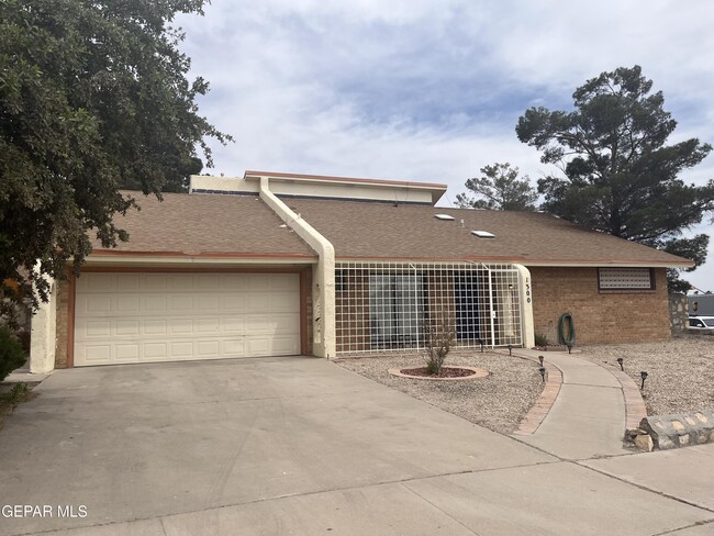 1300 Yvonne Diane Dr in El Paso, TX - Building Photo - Building Photo