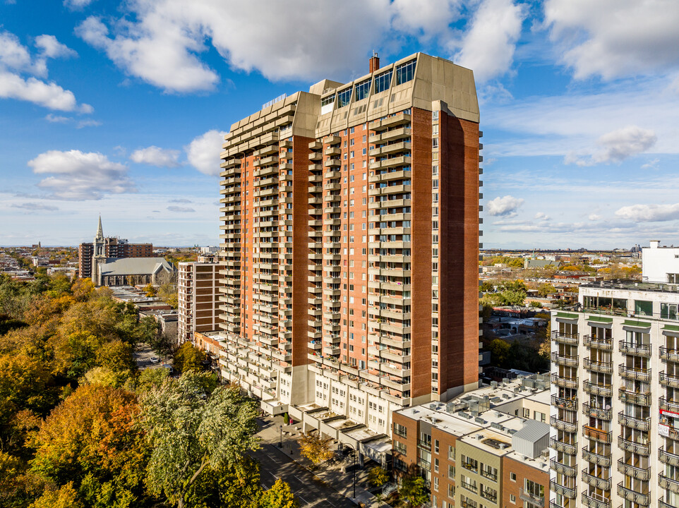 Le Dauphins Sur le Parc in Montréal, QC - Building Photo