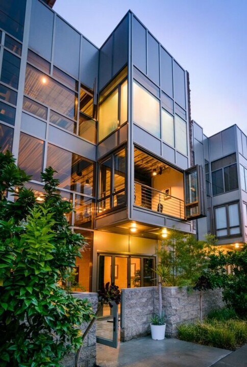 3238 Casitas Ave in Los Angeles, CA - Foto de edificio