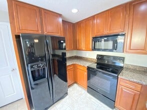 Avalon Park corner end Townhome featuring 3 bedrooms, 2.5 baths, plus office, and 2 car garage. in Orlando, FL - Building Photo - Building Photo