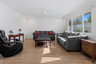 1950 S Palm Canyon Dr in Palm Springs, CA - Foto de edificio - Building Photo