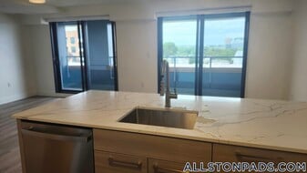 1079 Commonwealth Ave in Boston, MA - Building Photo