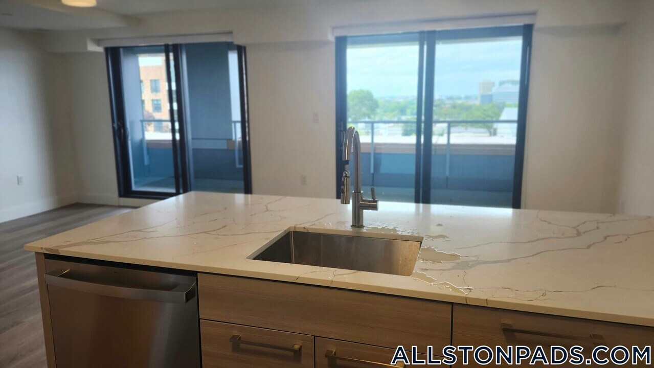 1079 Commonwealth Ave in Boston, MA - Building Photo