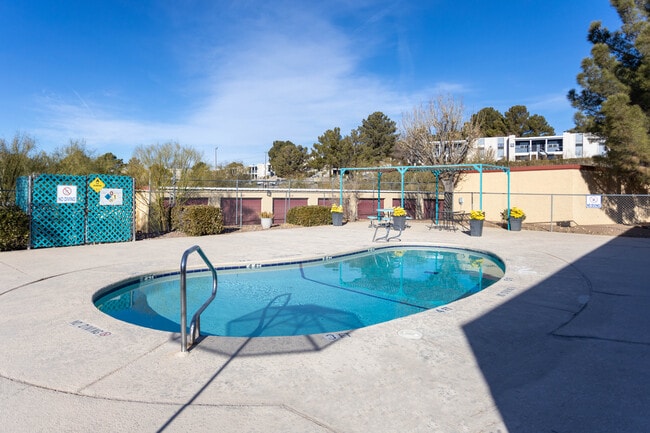 Brisa Apartments & Storage in El Paso, TX - Foto de edificio - Building Photo