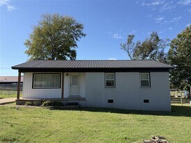 142 Maywood Dr in Martin, TN - Building Photo