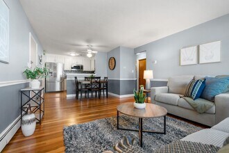 32 Whitman Rd, Unit 1-4 in Waltham, MA - Foto de edificio - Building Photo