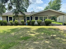 5045 Raleigh Dr in Beaumont, TX - Building Photo