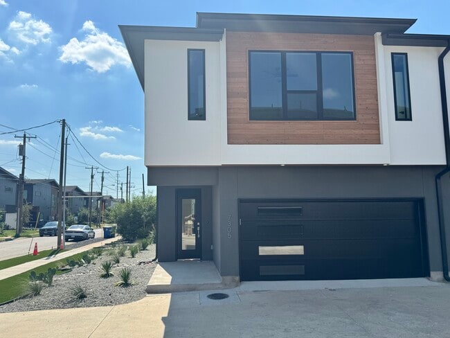 7305 Flyers Way in Dallas, TX - Foto de edificio - Building Photo
