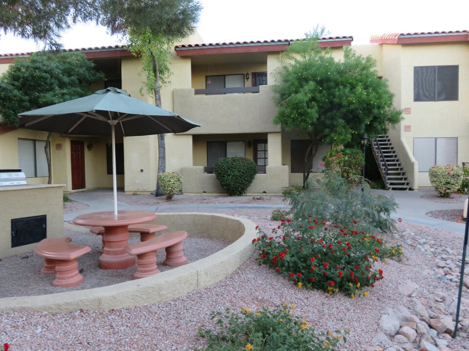 7008 E Gold Dust Ave, Unit 110 in Paradise Valley, AZ - Building Photo