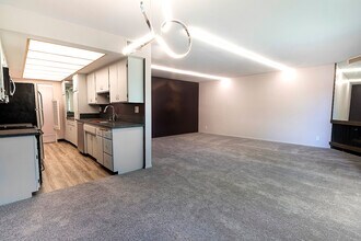 1221 N Kings Rd, Unit 302 in West Hollywood, CA - Building Photo - Building Photo