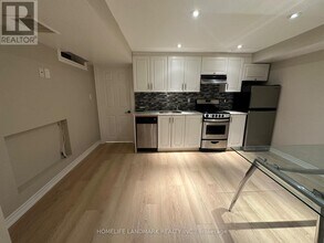 216 Maple Sugar Ln in Vaughan, ON - Building Photo - Building Photo