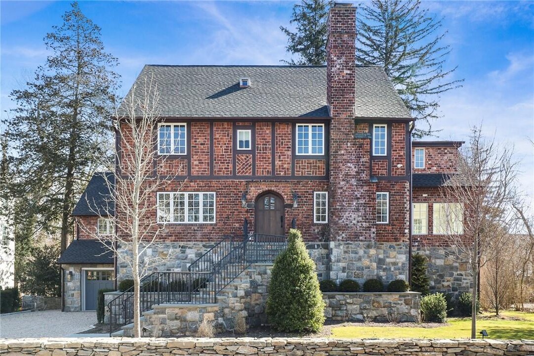 40 Mendota Ave in Rye, NY - Building Photo