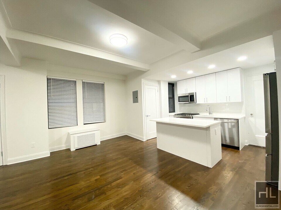 WEST 68 STREET in New York, NY - Building Photo