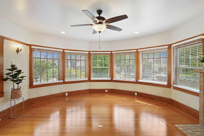 property at 301 W Walnut St