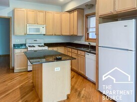 1103 W Cornelia Ave, Unit 2 in Chicago, IL - Building Photo