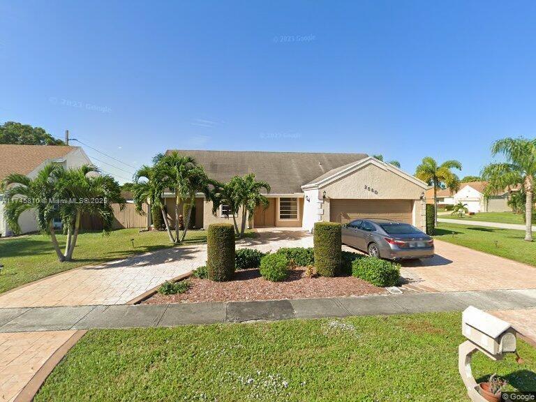 2560 Azalea Ave in Miramar, FL - Building Photo