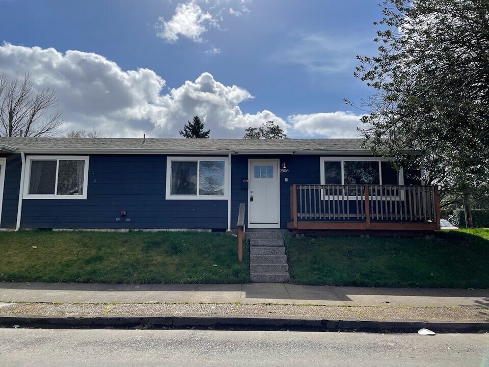 2508-2508 NE Sumner St in Portland, OR - Building Photo