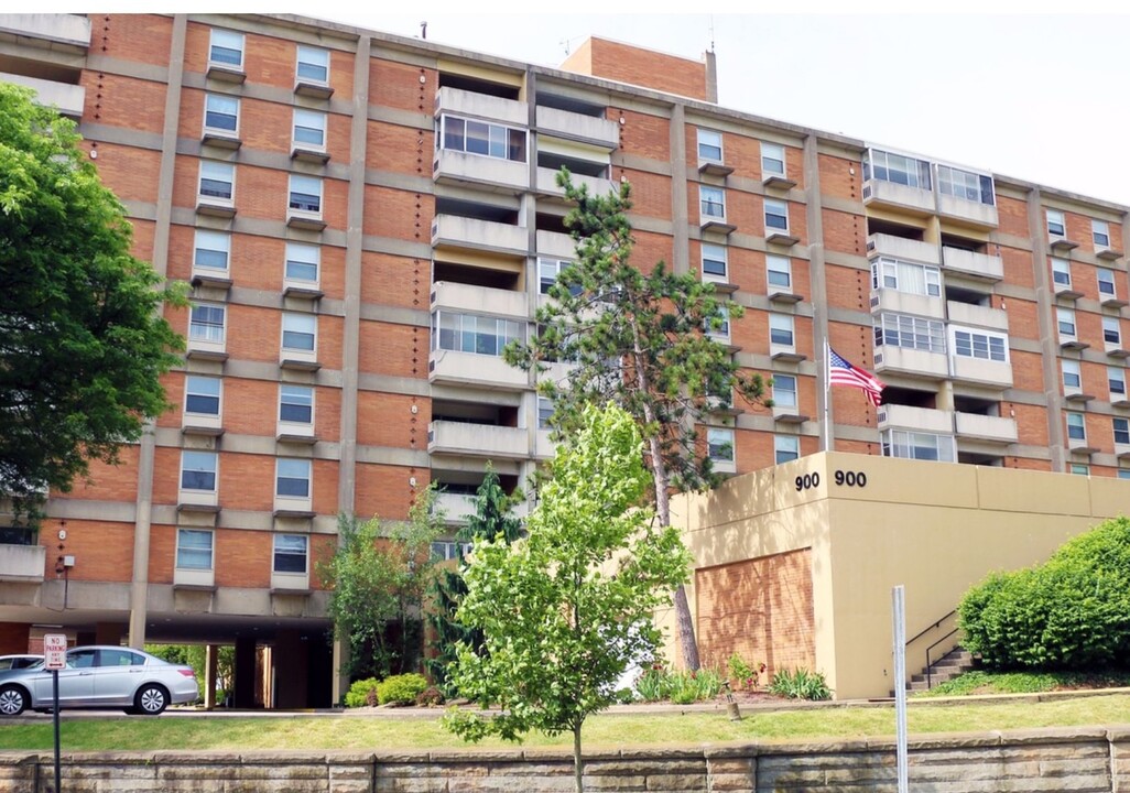 Highland Towers Apartments in Akron, OH - Building Photo