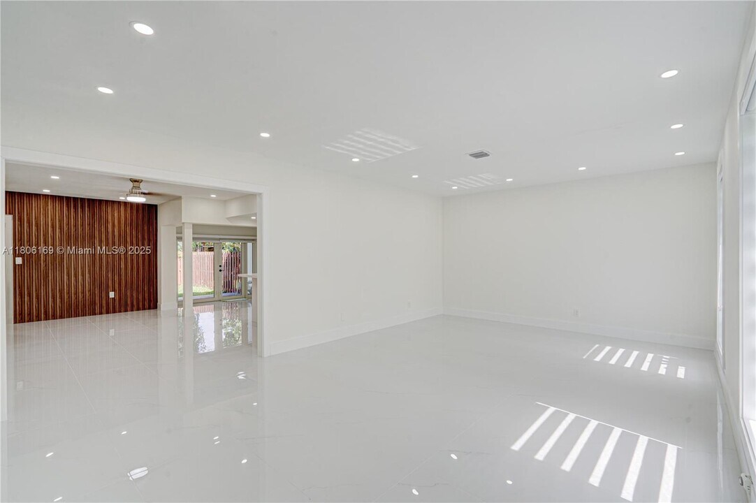 10722 SW 77th Ave in Pinecrest, FL - Foto de edificio