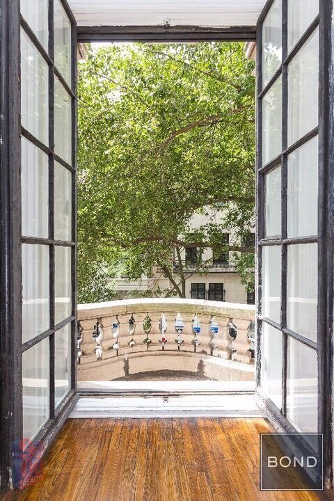 7 E 75th St in New York, NY - Building Photo