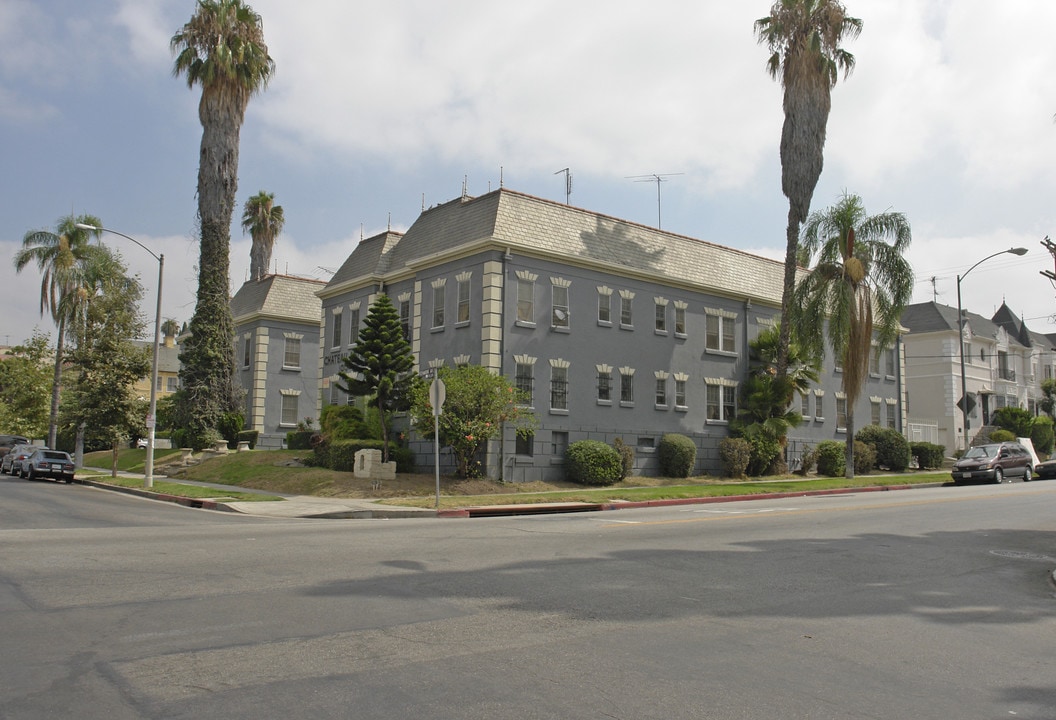 Chateau Apartments in Los Angeles, CA - Building Photo