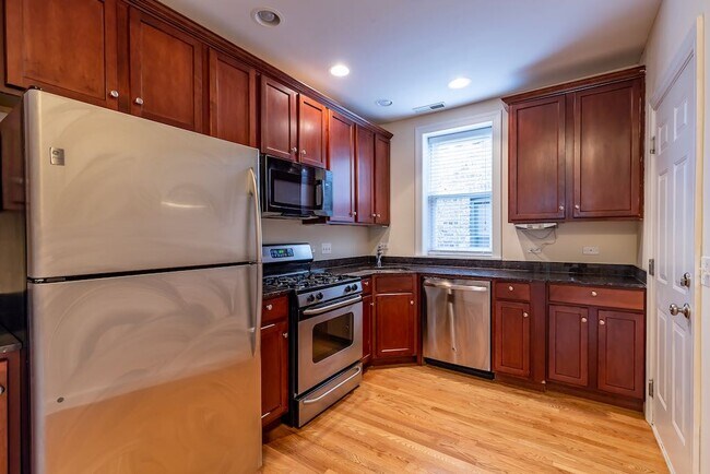 3242 N Clifton Ave, Unit J09W in Chicago, IL - Building Photo - Building Photo