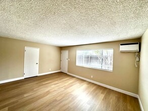 9618 Pacific Ave in Bellflower, CA - Foto de edificio - Building Photo