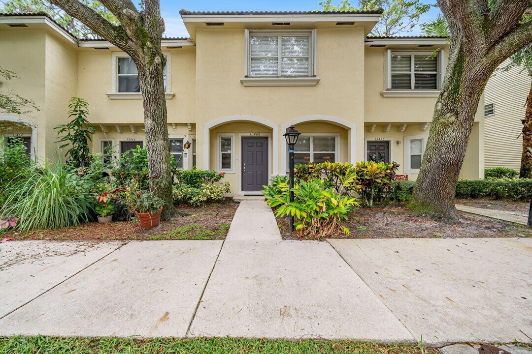 13468 Old Englishtown Rd in Wellington, FL - Building Photo