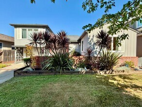 1552 Meadow Ln in Burlingame, CA - Building Photo - Building Photo