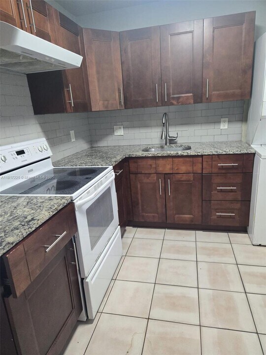 9203 NW 38th Dr in Coral Springs, FL - Building Photo