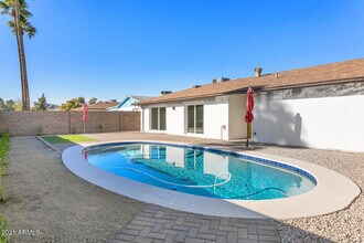 2333 E Paradise Dr in Phoenix, AZ - Building Photo - Building Photo